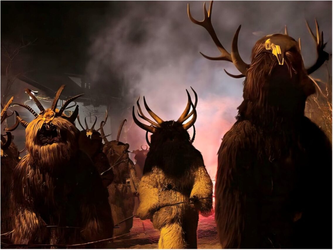 Omas in Krampus-Kostümen : „Wir treiben Hass + Hetze aus“.